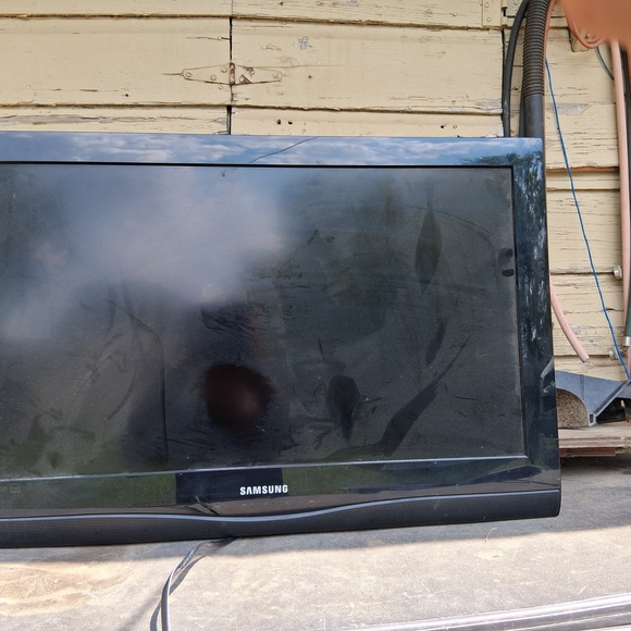 Samsung Black Flat Screen TV - Picture 1 of 2